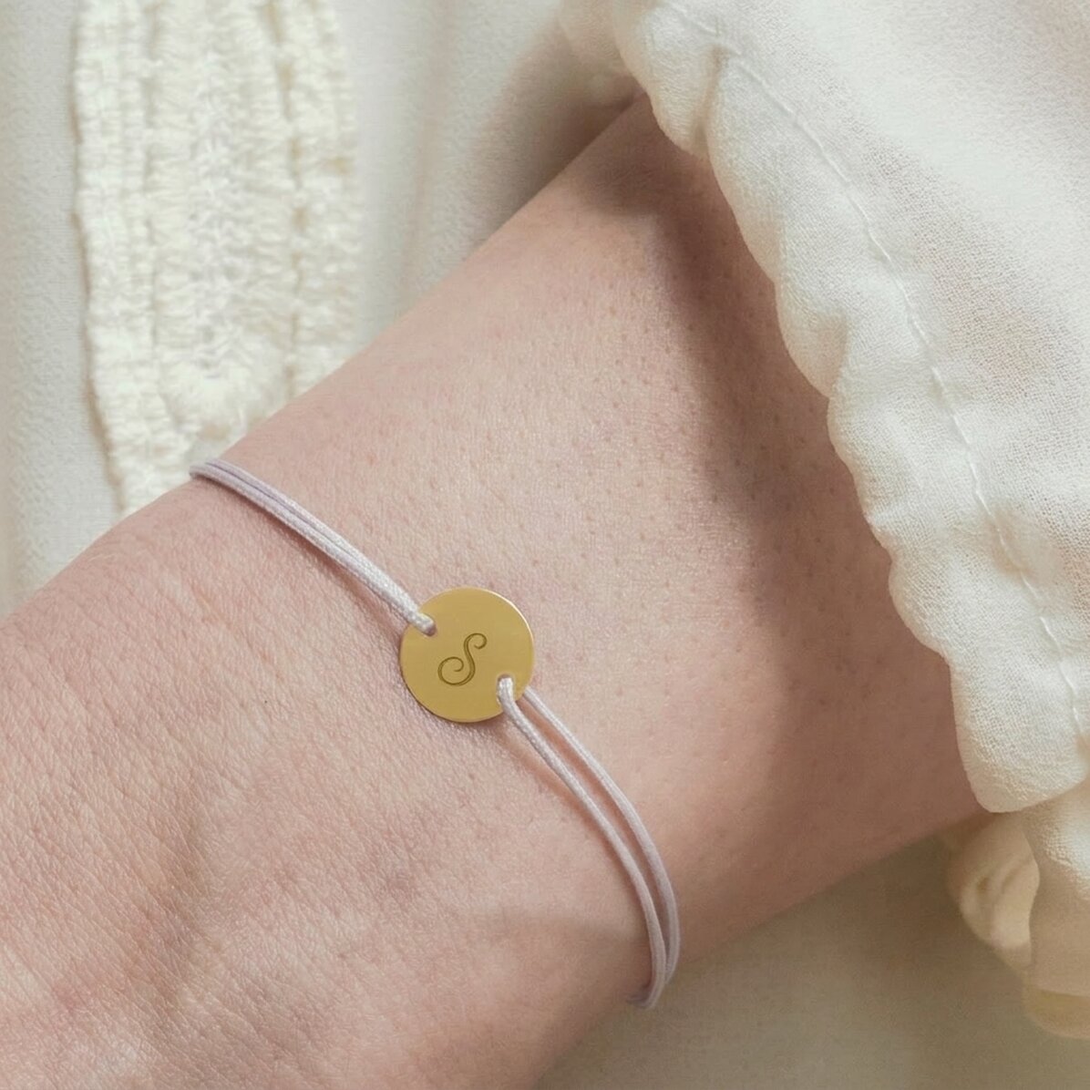 Bracelet à cordon personnalisé - médaille de 10 mm - or 14 carats - modèle initiale 2