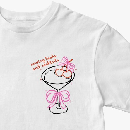 T-shirt en coton personnalisé avec un texte - Serving looks and cocktails